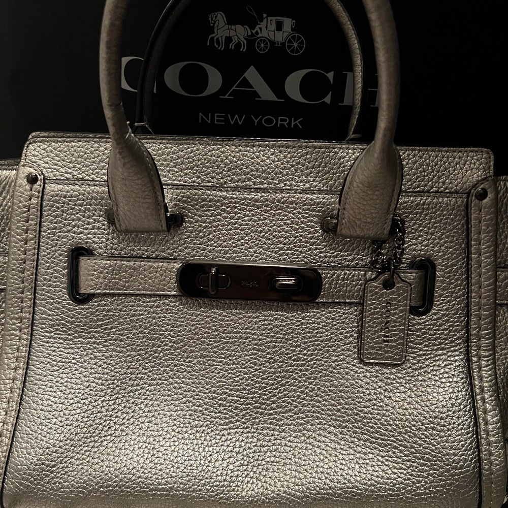 Coach silver Swagger 21 in pebbled leather. Dust bag included. - Picture 1 of 10